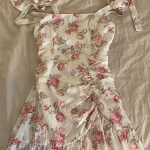 Rosa vit sommarklänning  - Säljer också denna drömmklänning!!  Som sitter som en smäck och är otroligt fin, bara använd någon gång i somras och inga defekter 