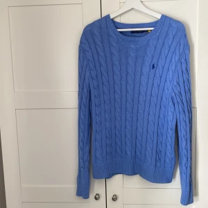 Kabelstickad Ralph louren tröja - Schysst kabelstickad Ralph louren tröja , riktigt snygg nu till sommaren! Tröjan sick 8/10 inga skador eller defekter!  Kan gå ner i pris vid snabb affär!