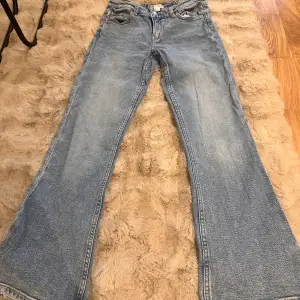 Bootcut blåa jeans från Gina tricot. Köptes April 2023. Size 146! 