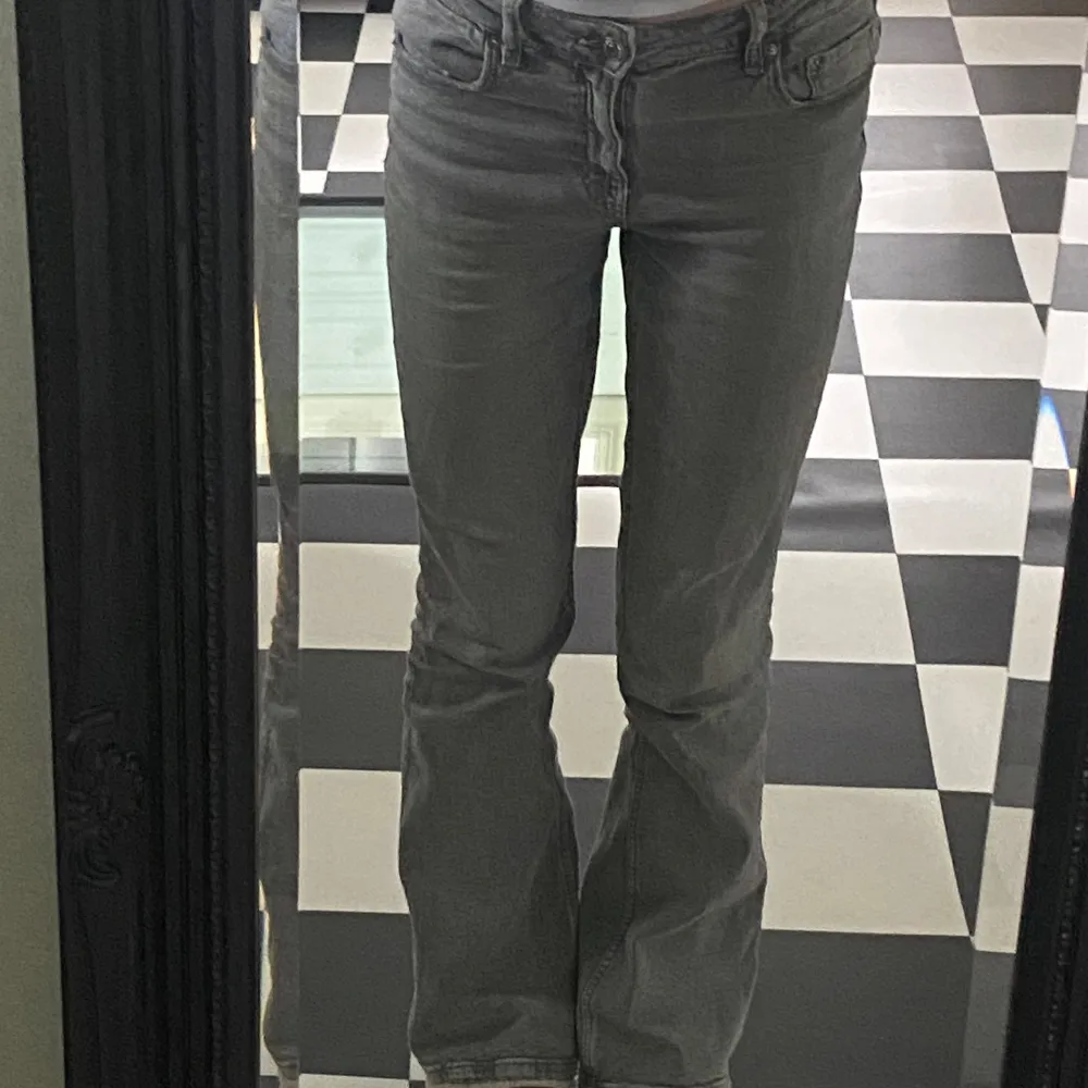 Säljer dessa snygga bootcut byxor pågrund av att de inte kommit till någon användning längre. Jag är 168cm lång och de går nästan ner till hälarna på mig. De är i bra skick!❤️. Jeans & Byxor.