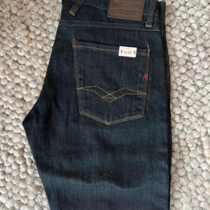 Replay anbass (helt nya) - Hej, jag säljer ett par replay anbass jeans. Prislappen finns kvar och är aldrig använda mer än en gång. Storleken är 32/34. Tveka inte vid funderingar och frågor.  Nypris är 1600 kr  Pris är diskuterbart Fler bilder går att lösa🤝