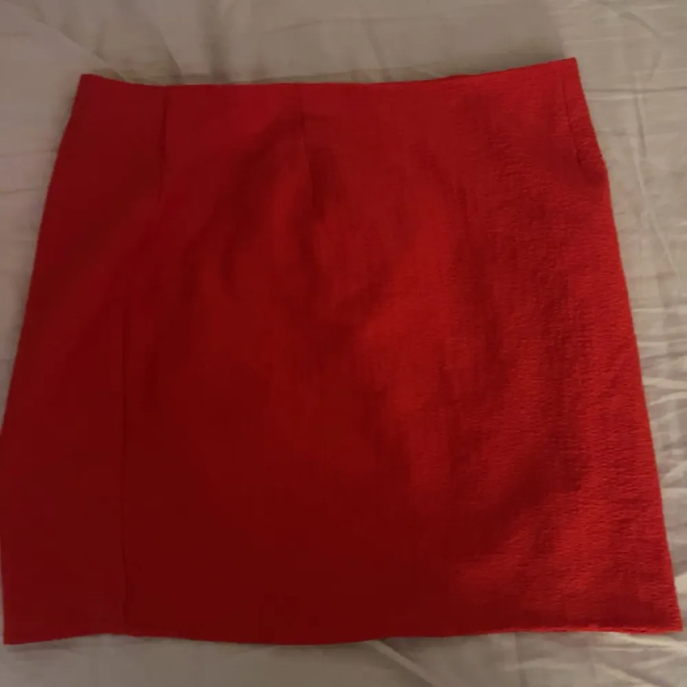 Jätte fin röd kjol aldrig använd!💗stl L men skulle säga att de e en liten L så passar nog M bättre. Kjolar.