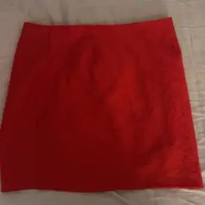 Jätte fin röd kjol aldrig använd!💗stl L men skulle säga att de e en liten L så passar nog M bättre