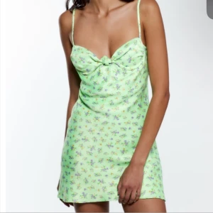 Blommig satin klänning - Klänning i satin från zara. Aldrig använd.