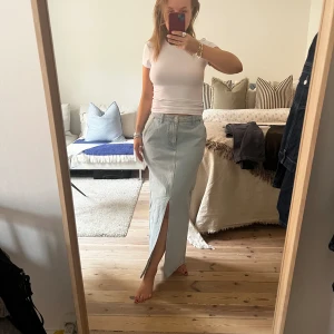 Jeanskjol från NA-KD  - Jeanskjol från NA-KD.  Mycket fint skick och använd ett fåtal gånger. Storlek: 38