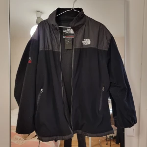 North face fleece - I använt skick med några skavanker här och där, mdn har mycket kvar att ge!