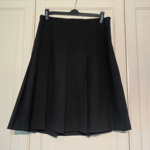 Svart plaid skirt - Svart lite längre plaid skirt från zara