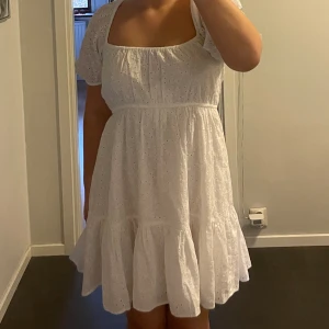Sommarklänning - Superfin klänning som passar bra till sommaren, student eller skolavslutning! Endast provad med lappen kvar💗💗💗