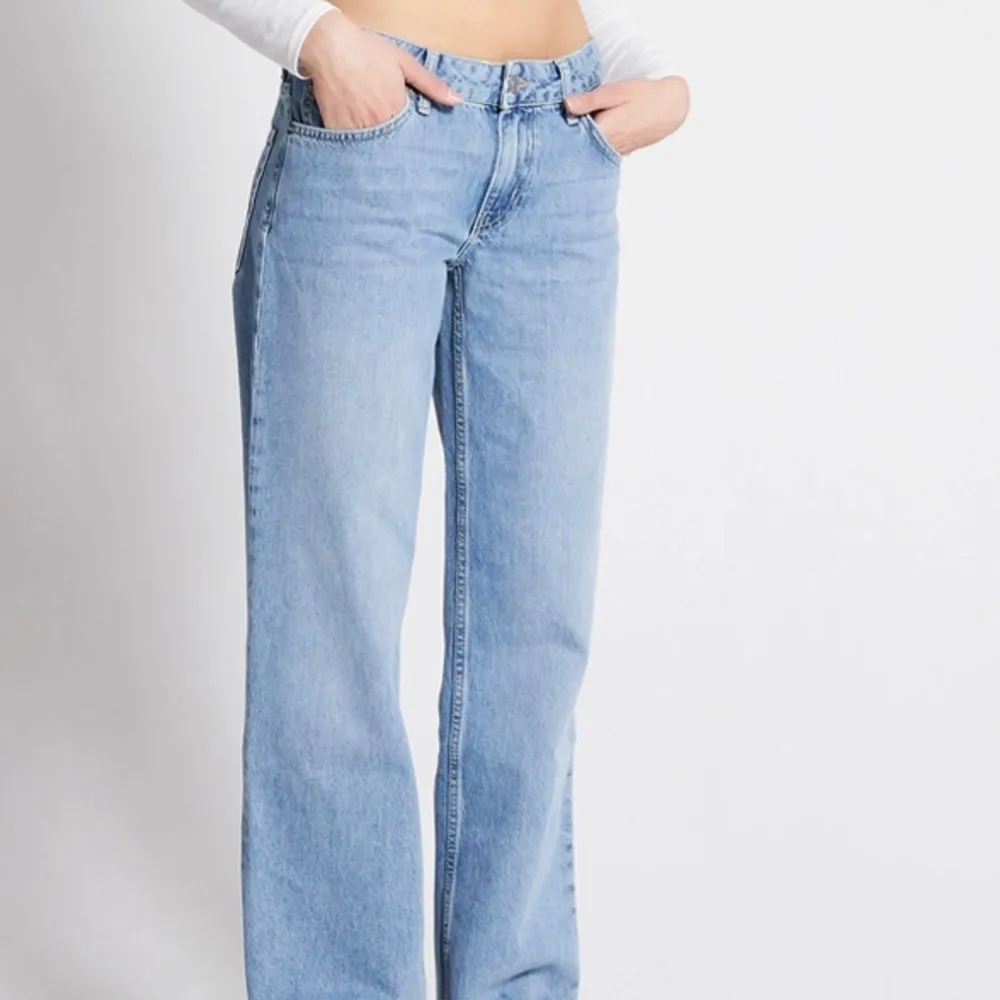 Säljer mina lågmidjade jeans från lager 157. Dom är i använt skick men har inget synligt slitage eller fläckar.💞. Jeans & Byxor.