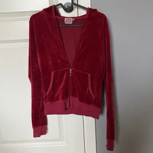 Juciy couture kofta - Säljer en juciy couture kofta från 2000-talet! Koftan är i mycket bra skick eftersom att jag bara använt den fåtal gånger. Jag har vanligtvis storlek xxs,xs eller S och koftan sitter ganska tajt på mig. Den är äkta och svår att få tag i❤️❤️