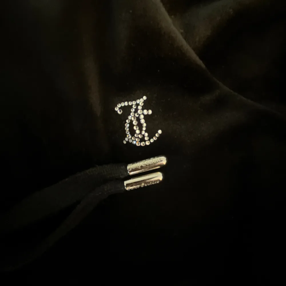 säljer nu min jättefina juicy couture kofta som är svart i strl xs med glitter detaljer! köptes för 1100kr men säljer för endast 500kr. Oanvänd! Vid frågor/intresse/mer bilder kontakta 💞. Tröjor & Koftor.