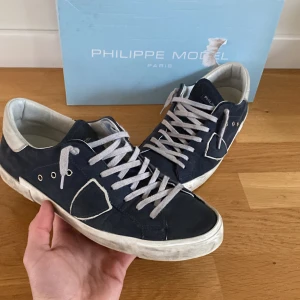 Philippe model skor - Ett par asfeta Philippe models perfekta till sommaren😍, skorna är inte använda så mycket och är i gott skick. Lådan är tyvärr lite skadad med posten men inget farligt. Nypris är 4500kr