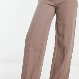 Dimmrosa kostymbyxor med resor - Dimmrosa kostymbyxor med dekorativ söm på benen och resor uptill. Jätte mjuka och sköna.