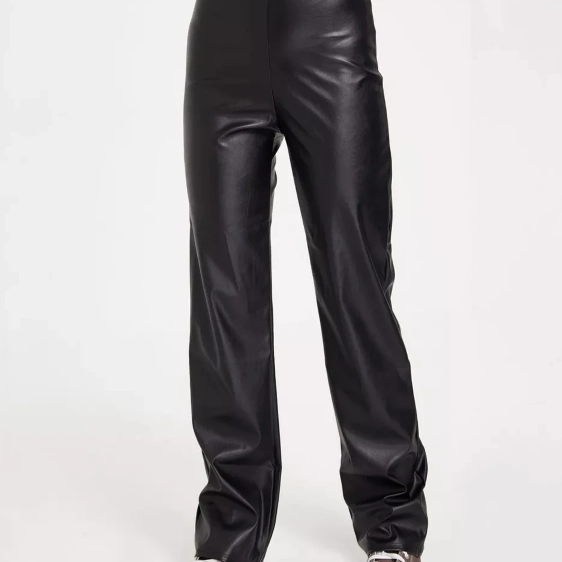 Raka byxor i fuskskinn