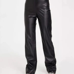 Raka byxor i fuskskinn - Mjuka och stretchiga raka byxor i fuskskinn. Oanvända.