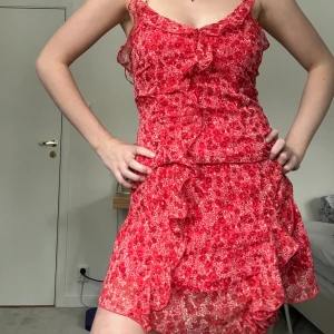 Klänning stradivarius - Så fin sommarklänning i fint mönster. Fina detaljer och volanger. Justerbar i ryggen så passar många. Aldrig använd prislappen är kvar. Nypris ca 300 kr