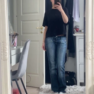 Diesel jeans  - Säljer dessa supersnygga, unika dieseljeans som inte längre kommer till användning. De är långa i benen och köpta här på plick. Midjemåttet är 39 cm och innerbenslängden är 83 cm. Andra bilden är lånad🙌