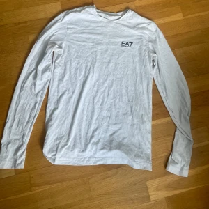 Ea7 Armani tröja - Säljer tröjan för den är för liten för mig. Den har några fläckar vid kragen bild 4 dom är inte jätte synliga på avstånd. 