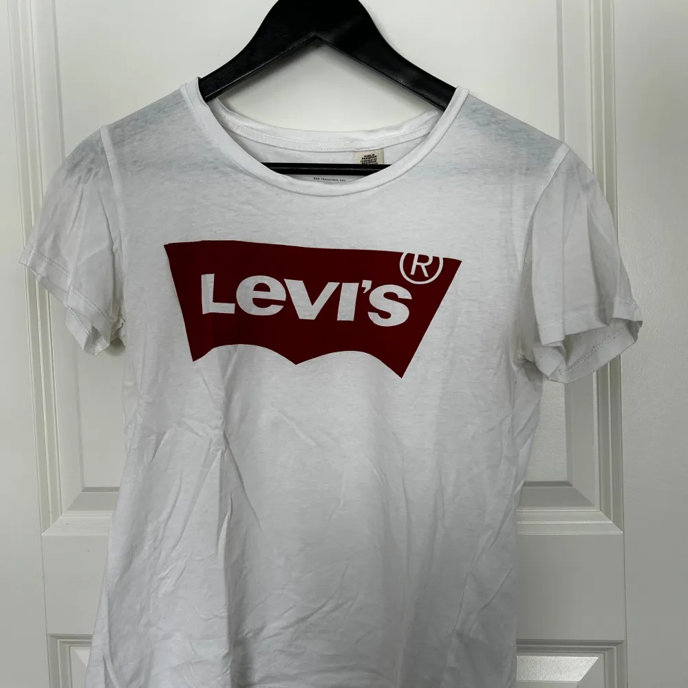 Levis tröja i storlek xs. Knappt använd. T-shirts.