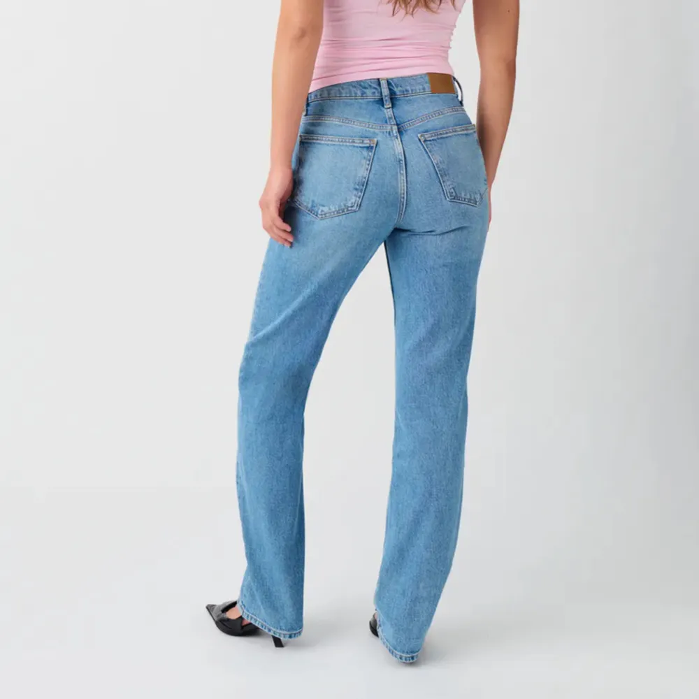 Jättesnygga jeans från Gina!💓 Säljer pga att de tyvärr är för små för mig. Passar dig mellan 155-165cm! De är mer lågmidjade än vad de verkar som på bilden! . Jeans & Byxor.