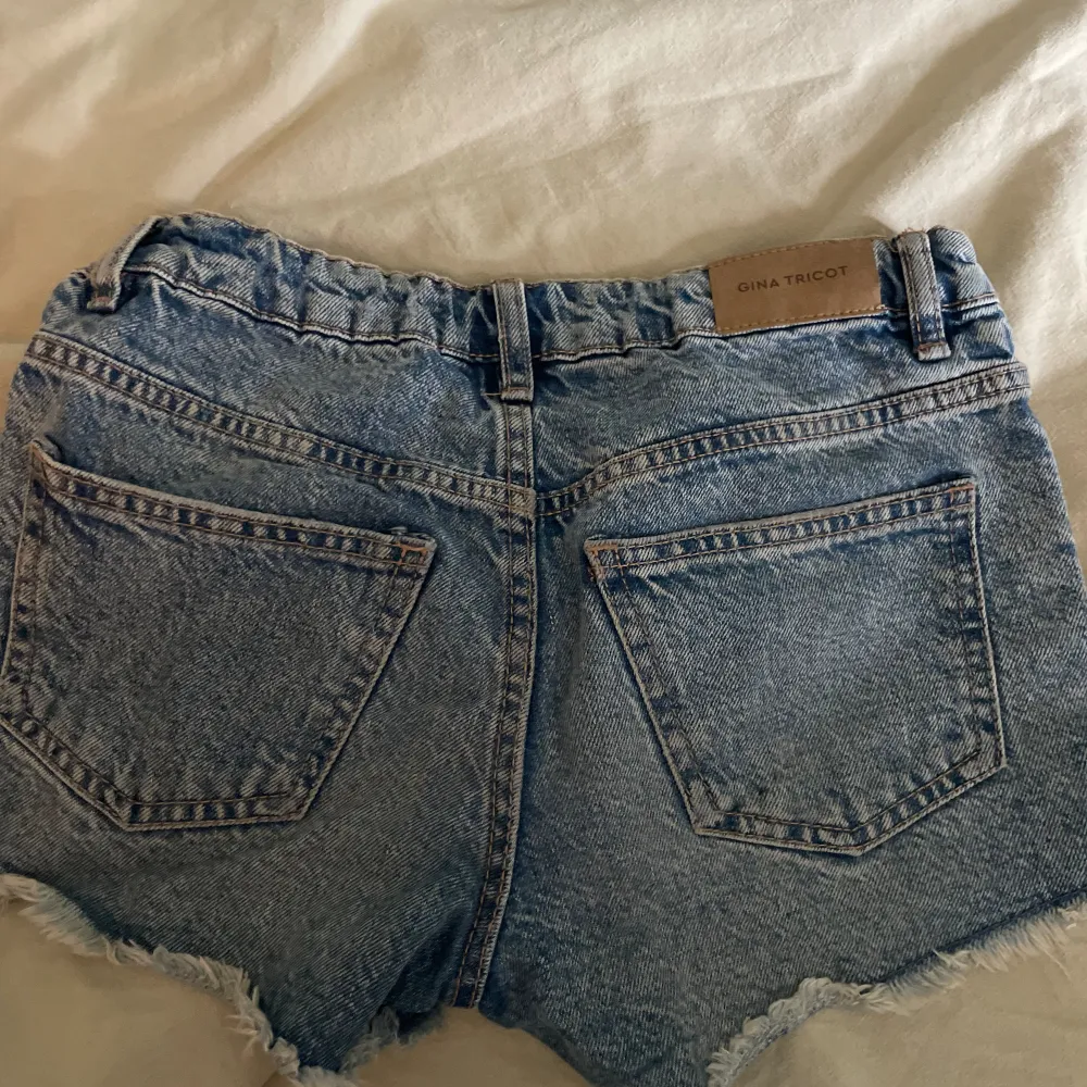 Använda men i fint skick, lågmidjade Jeansshorts från Gina Tricot i storlek 146💓. Shorts.
