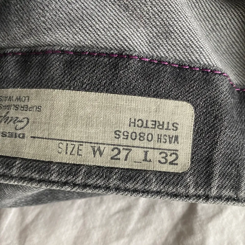 Säljer dessa jeans från Diesel för att dem är förstora. Jättesynd eftersom att brodyren på fickorna är skiiiitsnygg!! W27 L32. Jeans & Byxor.