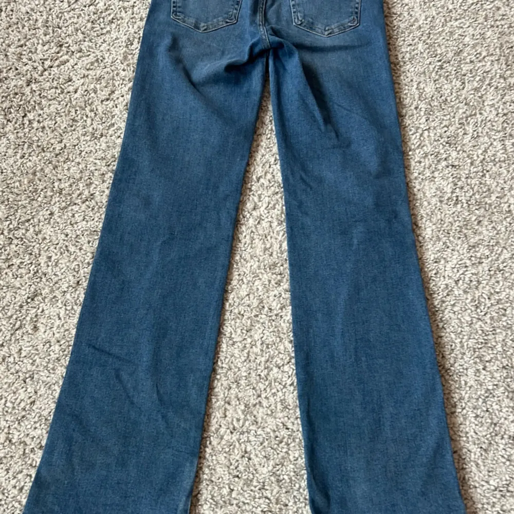 Säljer ett par jeans från lager 157. Använt typ 2-3 gånger. Köpt för 450kr och säljer för 150kr. . Jeans & Byxor.