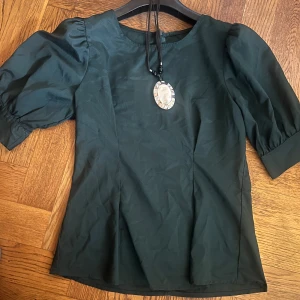 Blus  - Jättefin blus i mörkgrön färg sitter jättefin har en dragkedja på baksidan 😍
