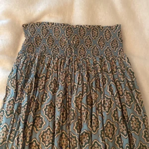 Zara långkjol - Säljer denna trendiga kjolen från zara super fin och så gott som ny förutom sista bilden så saknas det gula bandet på snöret. Långkjol i storlek s😊skicka dm för fler frågor och funderingar