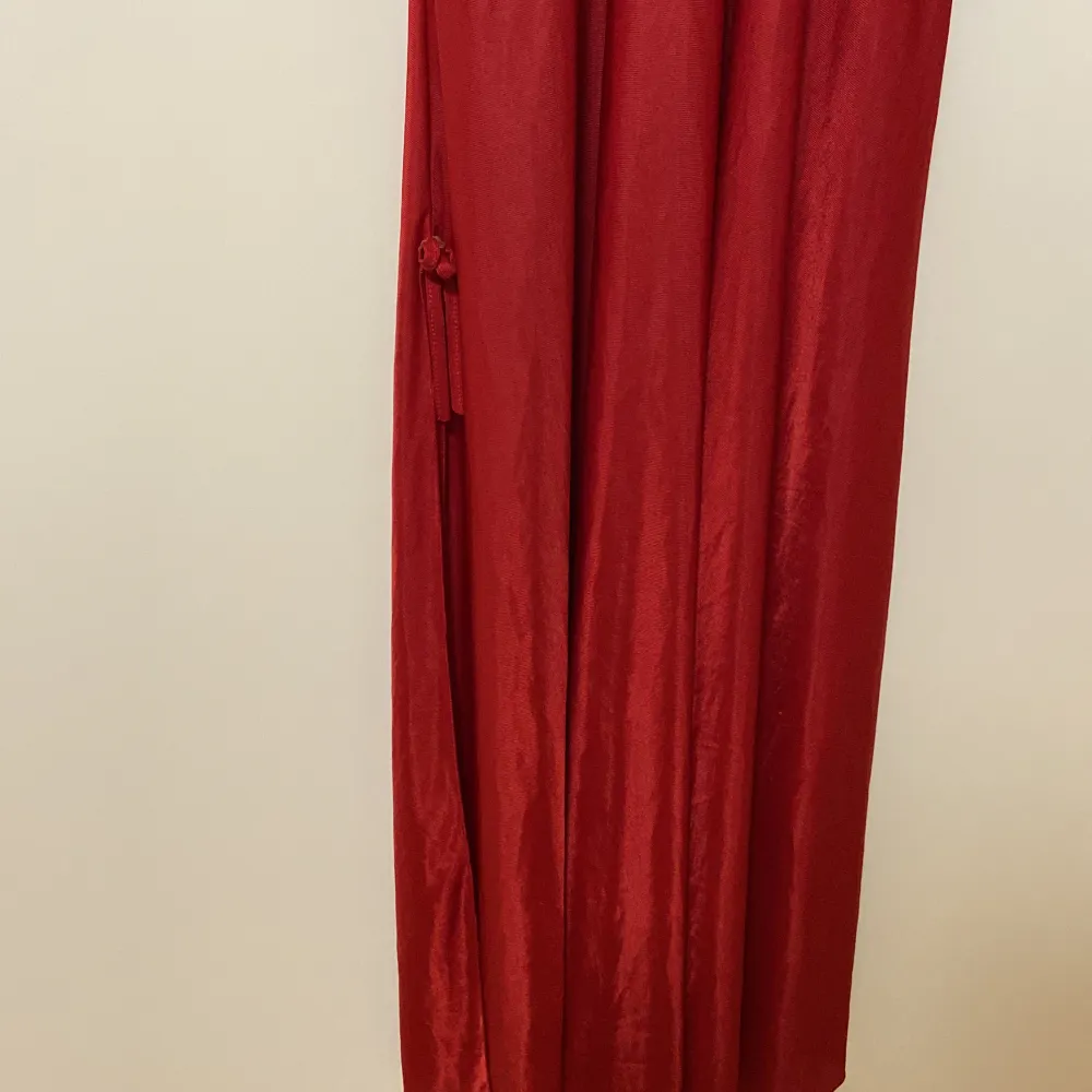 En röd lång klänning. Klänningar.