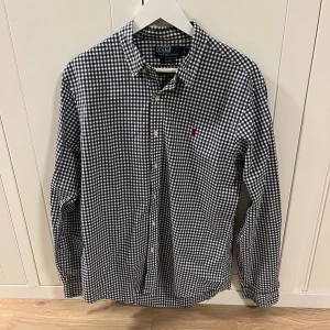 Ralph Lauren skjorta - Tjena! Säljer denna Ralph Lauren skjortan i storlek L! Väldigt fint skick! Tveka inte o höra av dig för fler bilder eller om du har några frågor!