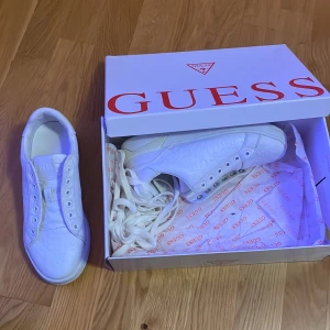 Guess skor  - Vita super fina knappt använda helt vita 
