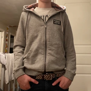 Burberry Tröja - Säljer denna riktigt feta burberry tröja pga inte kommer till användning🤩