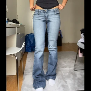 Lågmidjade jeans - Säljer dessa snygga lågmidjade bootcut jeansen i så fin tvätt.☺️ I strl 26/32 och i mycket bra skick bortsett från några stenar som trillat av.