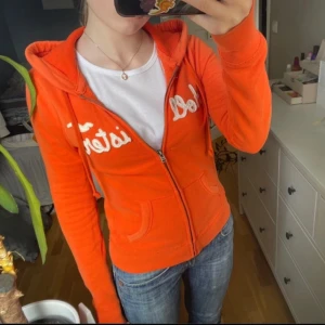 Zip-up hoodie  - Säljer en zip-up hoodie. Tröjan sitter bra i storleken. Den är mindre orange i verkligheten än i fotona. 