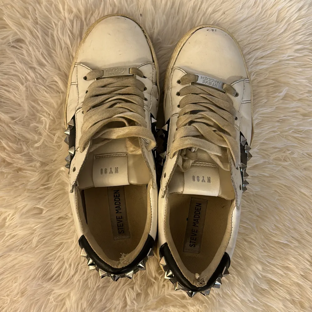 Säljer fina Steve Madden skor, köpta på Zalando för 800kr. Hör gärna av er vid funderingar eller fler bilder🥰. Skor.