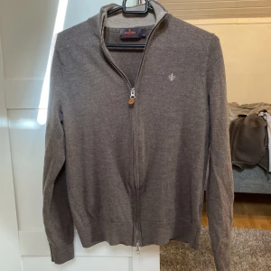 Morris zip up hoodie - Jag säljer min Morris zip up som är i väldigt fint skick då den köptes hyfsat nyss. Säljes på grund av fel tvätt. Därav är tröjan i storlek S men liten i storleken och passar en person som har xs. Ny pris 2000kr. 