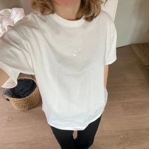 Nike Premium Essentials T-shirt White - Hör av dig om du har några frågor! Säljer ut hela garderoben så kolla gärna igenom min profil så kan jag samfrakta, evt ge rabatt!