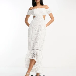 ASOS vit klänning - Spets klänning från ASOS. Helt ny aldrig använd. Köpte på rea för 400, men orginalpriset var 1149kr