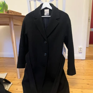 Svart kappa - Svart borstad kappa från vero moda. Nästan aldrig använd. 