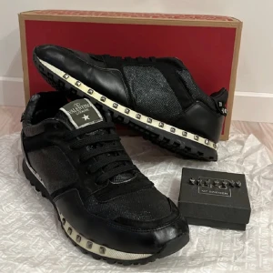 Valentino rockrunners - Tjena! Säljer nu mina rockrunners, nitar saknas därav priset! Kom dm för fler bilder eller frågor!