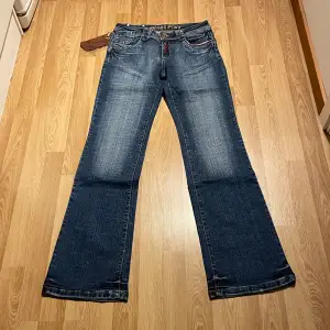 (3) lågmidjade bootcut jeans helt nya med lappar kvar, med så snygga fickor och stretch. Midjemått rakt över: 35cm, innerbenslängd: 84cm 🩵