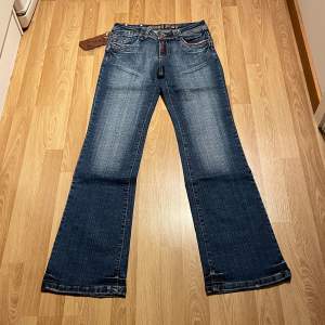 (12) lågmidjade bootcut jeans helt nya med lappar kvar, med så snygga fickor och stretch. Midjemått rakt över: 35cm, innerbenslängd: 84cm 🩵