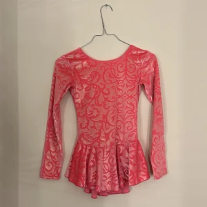 Konståknings dräkt  - Säljer min konståknings dräkt eftersom den ej används. Passar barn 9-10