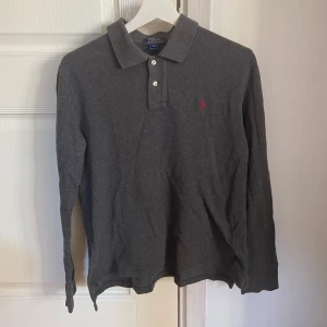 Polo Ralph Lauren piké  - Säljer nu en fin Ralph Lauren piké som passar storlek XS/S. Mycket fint skick utan några defekter! Hör av er vid funderingar.