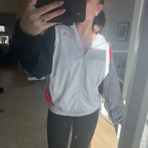 Kappa tröja - Säljer en snygg vintage Kappa tröja köpt på second hand. Det står storlek X-large i tröjan men den passar S/M. Skriv om du har några frågor💞