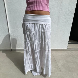 Vit långkjol - Vit långkjol köpt i spanien. Midjan är nervikt på bilden!! ❤️‍🔥