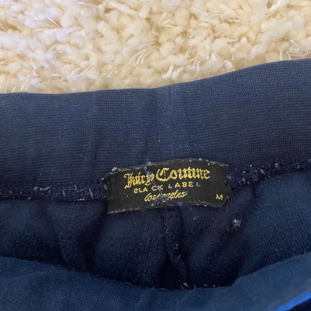 Juicy couture byxor, lågmidjade och flare köpt här på Plick💗 storlek M men sitter som xs/s, säljer då de inte kommer till användning och lite noppriga inget som stör🥰. Jeans & Byxor.