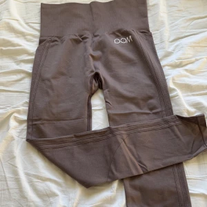 Träningsbyxor  - Säljer dem här träningsbyxorna ifrån drop of mindfulness som aldrig kommer till användning. Fick de för ca 2 år sedan och används kanske 3 gånger då jag inte gillade de så mycket. 