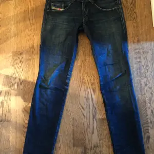 Diesel jeans med låg midja, dragkedja på back fickorna. Använda men i fint skick.  Storlek W27 L32